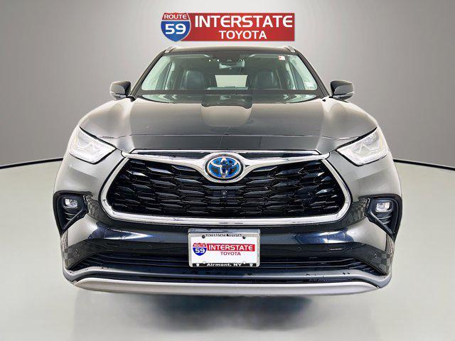 Photo of 2022 Midnight Black Metallic Toyota Highlander Hybrid