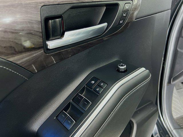 Photo of 2022 Midnight Black Metallic Toyota Highlander Hybrid