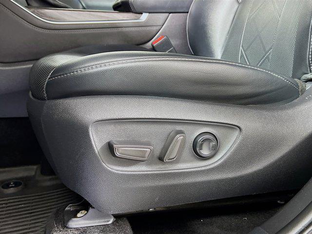 Photo of 2022 Midnight Black Metallic Toyota Highlander Hybrid