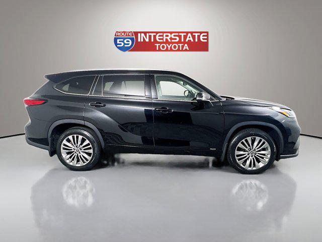 Photo of 2022 Midnight Black Metallic Toyota Highlander Hybrid