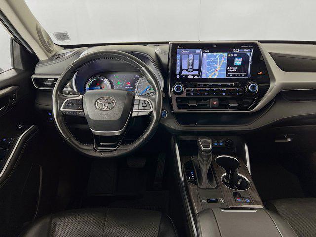 Photo of 2022 Midnight Black Metallic Toyota Highlander Hybrid