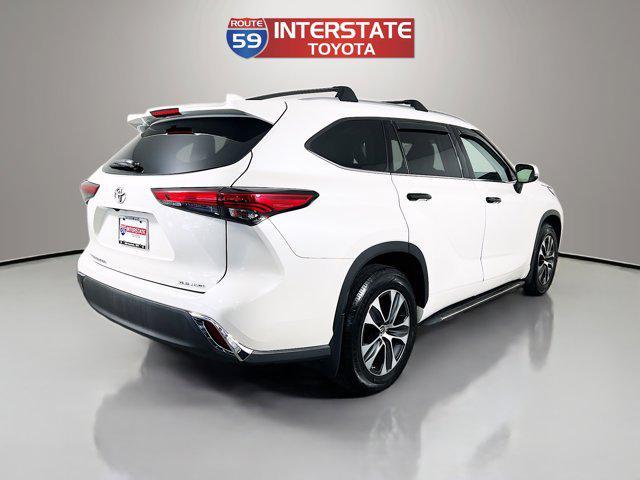 Photo of 2021 White Toyota Highlander