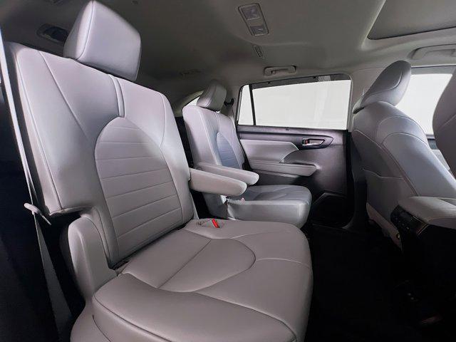 Photo of 2021 White Toyota Highlander