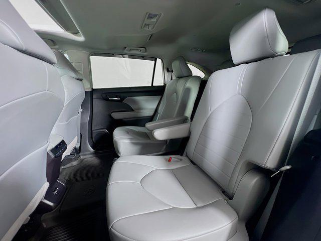 Photo of 2021 White Toyota Highlander