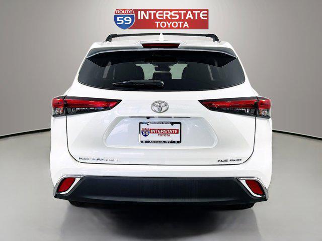 Photo of 2021 White Toyota Highlander