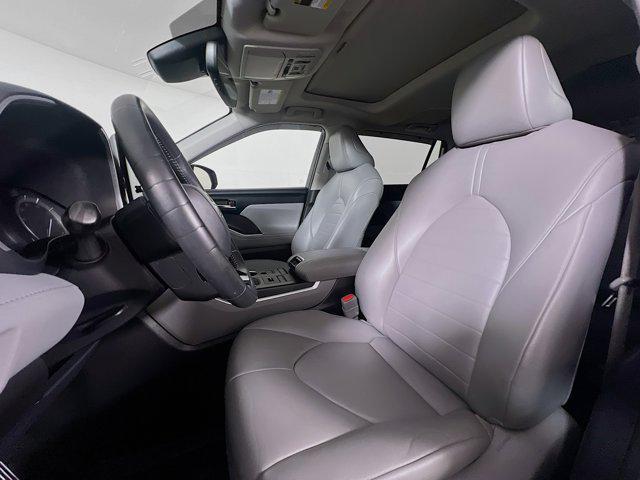 Photo of 2021 White Toyota Highlander