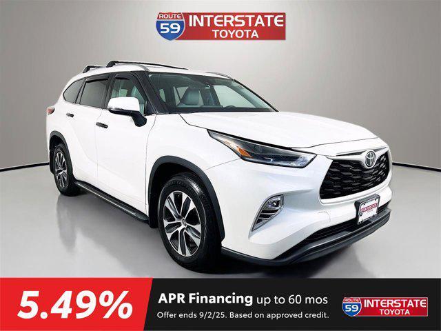 Photo of 2021 White Toyota Highlander