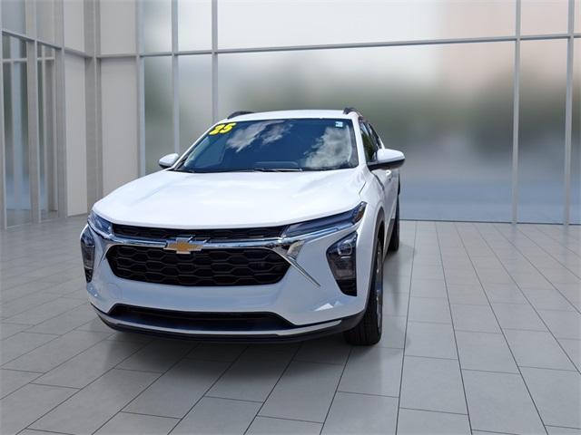 Photo of 2025 Summit White Chevrolet Trax