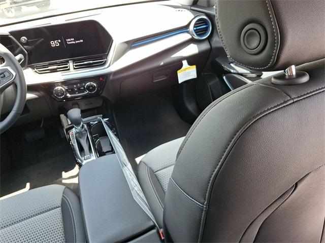 Photo of 2025 Summit White Chevrolet Trax