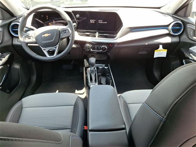 Photo of 2025 Summit White Chevrolet Trax