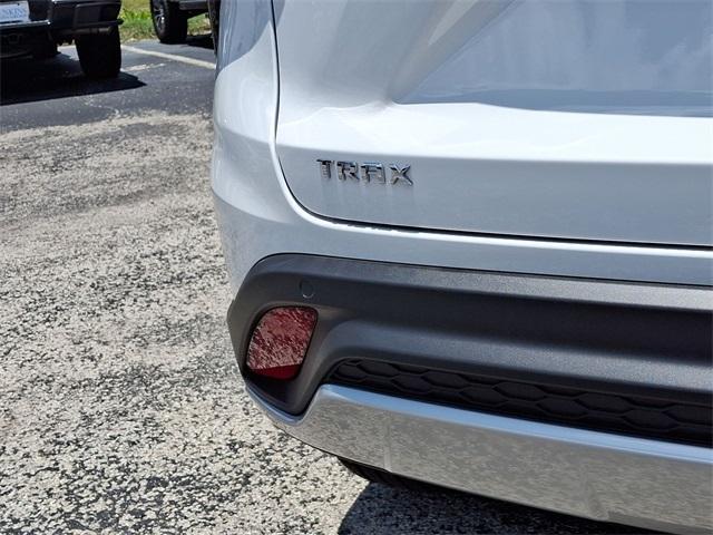 Photo of 2025 Summit White Chevrolet Trax