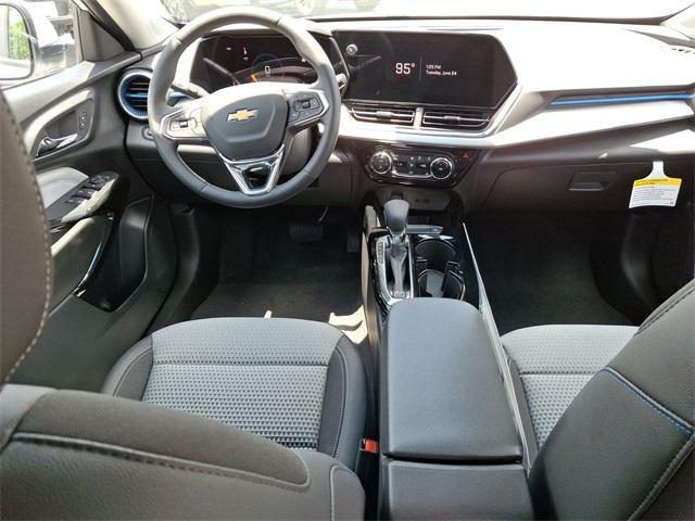 Photo of 2025 Summit White Chevrolet Trax