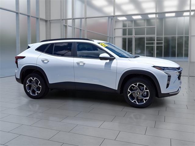 Photo of 2025 Summit White Chevrolet Trax