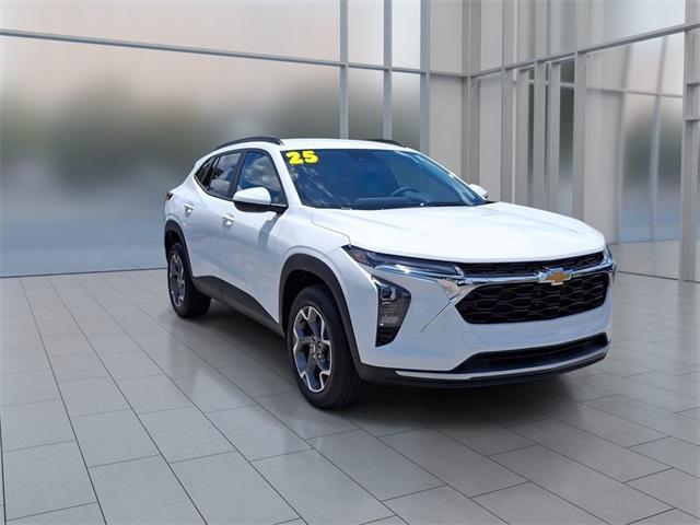 Photo of 2025 Summit White Chevrolet Trax