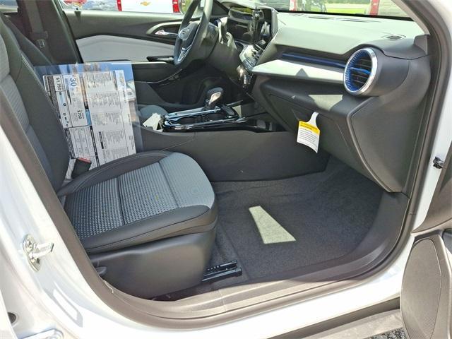 Photo of 2025 Summit White Chevrolet Trax