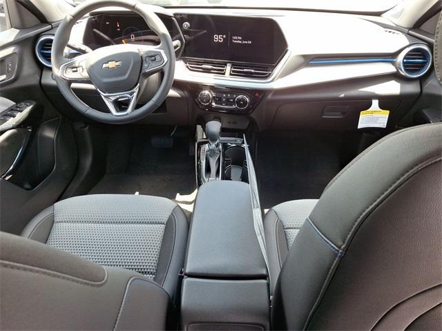 Photo of 2025 Summit White Chevrolet Trax