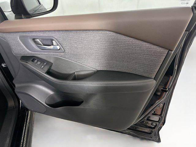 Photo of 2023 Super Black Nissan Rogue