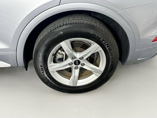 Photo of 2022 Florett Silver Metallic Audi Q5