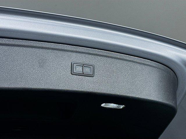 Photo of 2022 Florett Silver Metallic Audi Q5