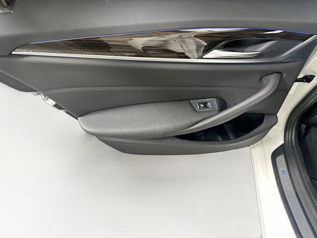 Photo of 2018 Alpine White BMW 530e