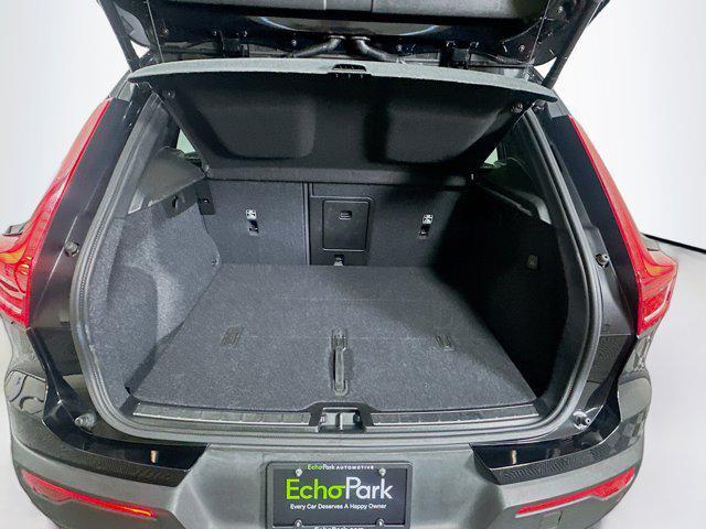 Photo of 2025 Onyx Black Metallic Volvo XC40