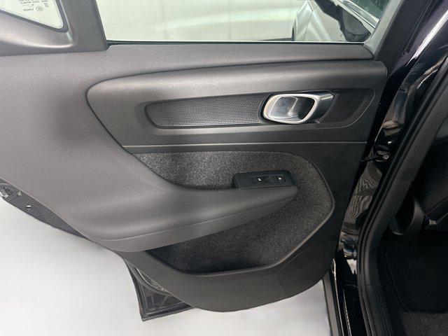 Photo of 2025 Onyx Black Metallic Volvo XC40