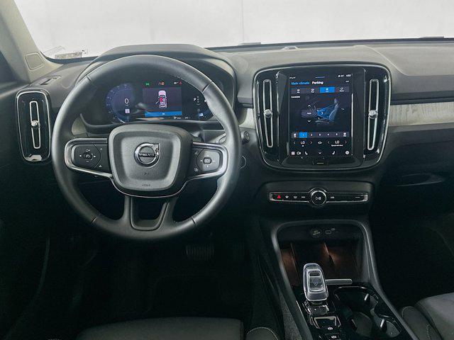 Photo of 2025 Onyx Black Metallic Volvo XC40