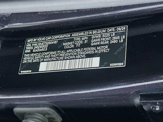 Photo of 2025 Onyx Black Metallic Volvo XC40