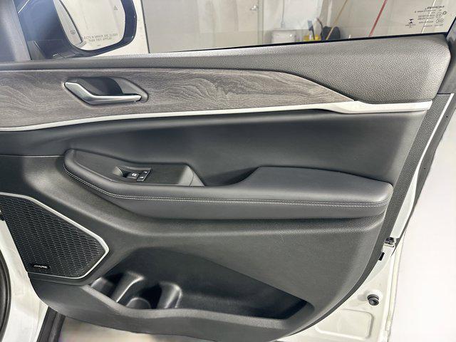 Photo of 2021 Bright White Clearcoat Jeep Grand Cherokee L