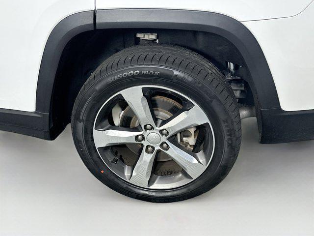 Photo of 2021 Bright White Clearcoat Jeep Grand Cherokee L