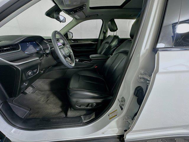 Photo of 2021 Bright White Clearcoat Jeep Grand Cherokee L