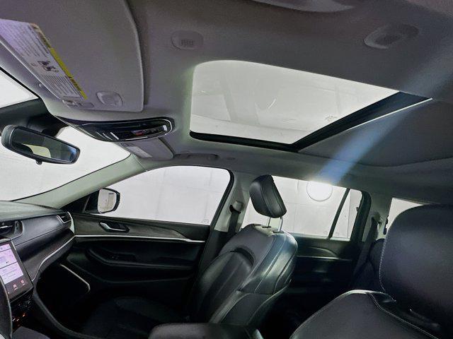 Photo of 2021 Bright White Clearcoat Jeep Grand Cherokee L
