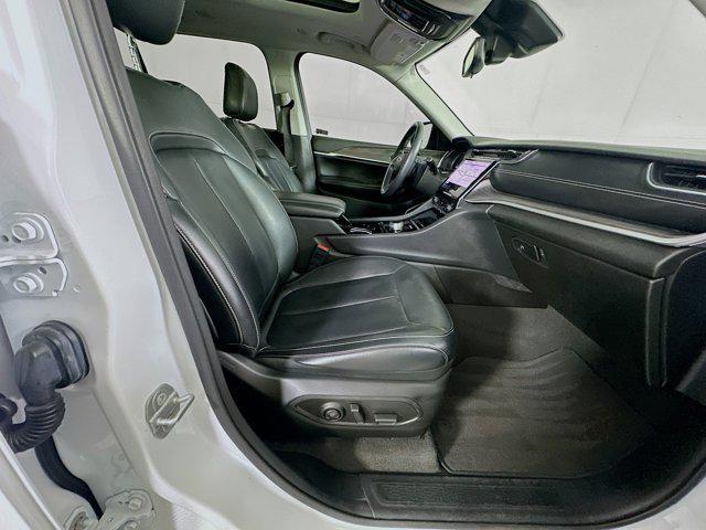Photo of 2021 Bright White Clearcoat Jeep Grand Cherokee L