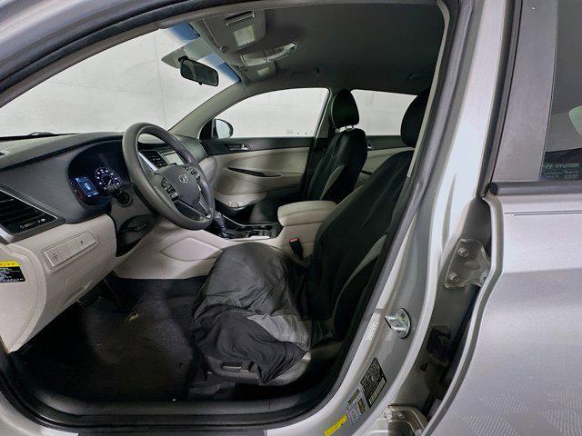 Photo of 2016 Molten Silver Hyundai TUCSON