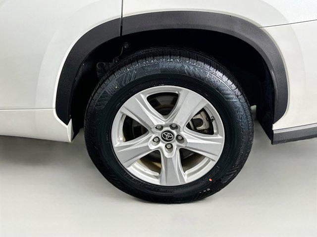 Photo of 2023 Wind Chill Pearl Toyota Highlander