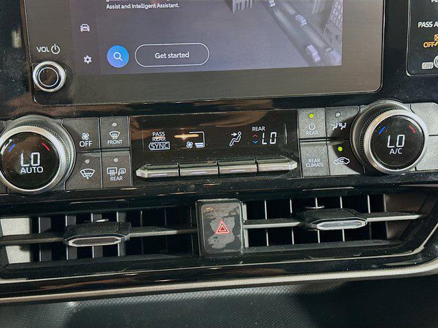 Photo of 2023 Wind Chill Pearl Toyota Highlander