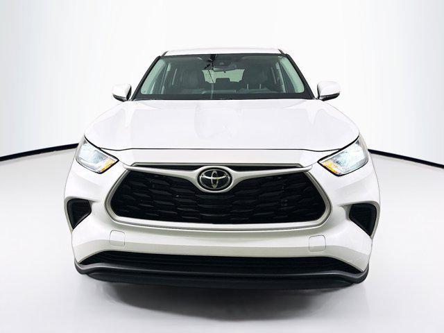 Photo of 2023 Wind Chill Pearl Toyota Highlander
