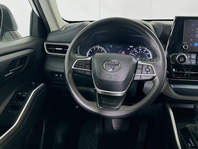 Photo of 2023 Wind Chill Pearl Toyota Highlander