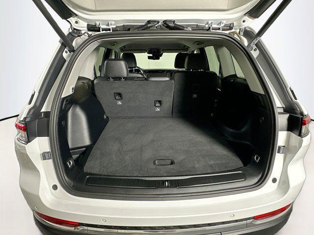 Photo of 2022 Bright White Clearcoat Jeep Grand Cherokee