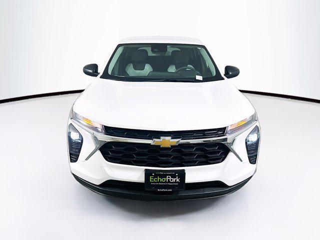 Photo of 2024 Summit White Chevrolet Trax