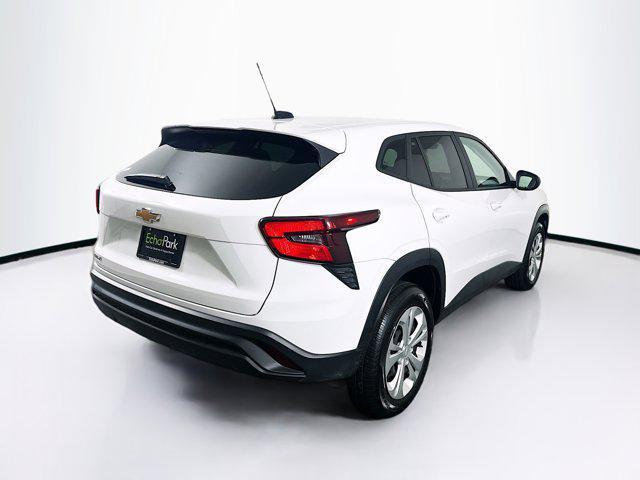 Photo of 2024 Summit White Chevrolet Trax