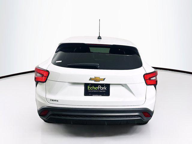 Photo of 2024 Summit White Chevrolet Trax