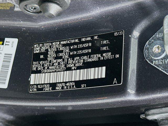 Photo of 2023 Magnetic Gray Metallic Toyota Highlander