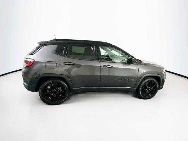Photo of 2022 Granite Crystal Metallic Clearcoat Jeep Compass