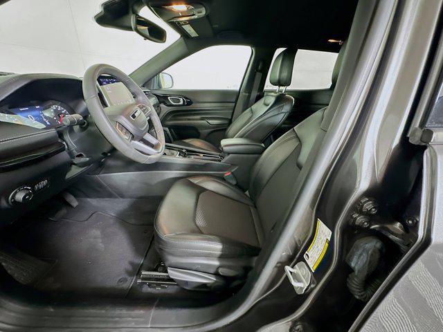Photo of 2022 Granite Crystal Metallic Clearcoat Jeep Compass