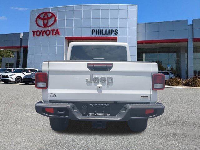 Photo of 2021 Bright White Clearcoat Jeep Gladiator