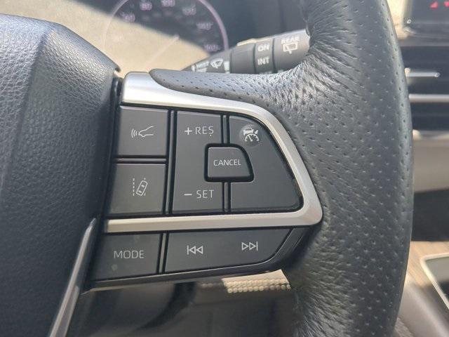 Photo of 2022 White Toyota Sienna