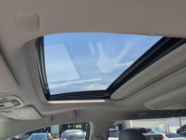 Photo of 2022 White Toyota Sienna