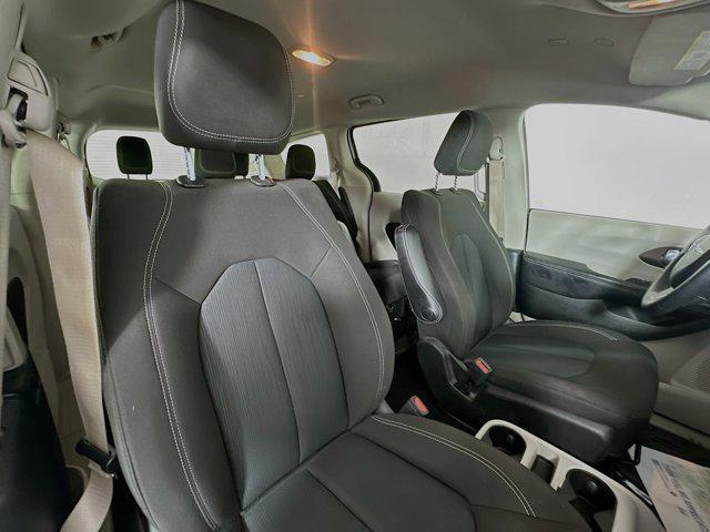 Photo of 2020 Bright White Clearcoat Chrysler Voyager