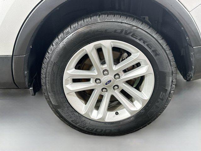 Photo of 2015 Ingot Silver Ford Explorer